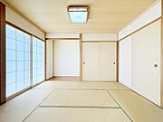 【リフォーム中】1階約6帖の和室です。畳の表替え、壁紙の張替え等を行います。リビングからも廊下からも出入りすることができます。