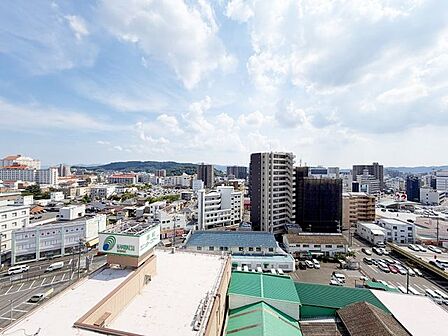 バルコニーからは倉敷市の街並みを一望できます。視界が広がる開放的な眺望が魅力で、晴れた日には遠くまで見渡せる気持ちの良い景色を楽しめます。