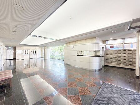 【マンション共用部】マンションロビーには管理人室、集合ポスト、エレベーターを備えています。日々の暮らしに必要な設備がまとまっており、スムーズに利用できる便利な共用スペースです。
