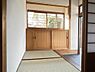 玄関：【リフォーム済み】玄関ホールは畳の表替えをしました。天井、壁はクロスを張りました。備え付けの下駄箱はクリーニングしています。