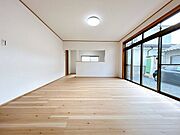 【リフォーム済】リビングからキッチン方向を見た写真です。ホワイトなクロスと明るめな床材で温かみが増しています。