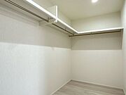 【リフォーム済み】2階10帖洋室のクローゼットです。クリーニングしました。