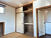 【リフォーム中　5/24撮影】2階北西側の6帖和室の押し入れです。クローゼットに変更する予定です。