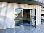 【エントランス】建物エントランスです。オートロックで安心です。集合ポストも北側のエントランスにあります。