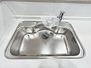 【リフォーム済】新品交換したキッチンの水栓金具はノズルが伸びてシンクのお手入れもラクラクです。水栓本体には浄水機能が内蔵されていて、おいしいお水をつくります。　