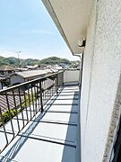 【リフォーム済】バルコニーです。ここに洗濯物を干すことができるので、部屋干しがいやな方でも困ることはありません。