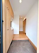 【玄関】土足部分が広いので、靴の脱ぎ履きをする際に狭く感じることはありません。シューズボックスが大きいので、玄関が靴で散らかることはありません。