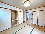 【和室】1階6帖和室の別角度です。畳スペースはお子様の遊ぶ場所だったり、来客用の部屋など様々な使い方ができるので、一部屋あるだけで便利ですよ。