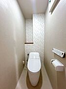 【リフォーム済】トイレは既存品をクリーニングしました。嬉しい自動開閉機能付きです。床クッションフロア張替、壁紙張替を行いました。