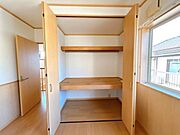 【収納】2階北側5.6帖洋室の収納です。枕棚が設置されているので、お荷物が多い場合でもごちゃごちゃすることはありませんね。