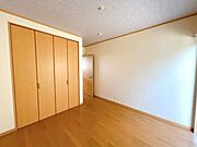 【洋室】2階南側5.6帖洋室の別角度です。北側の5.6帖の洋室と対称のお部屋となっております。