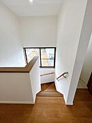 【リフォーム済】2階の廊下です。壁天井のクロスの張替え・床の張替えを行っています。