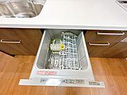【リフォーム済】キッチンには食器洗浄乾燥機が搭載されております。水圧で伸びる2段式ノズルを採用。庫内のスミズミまで水流が届きます。後付けだと費用が嵩みますので初期装備は経済的です。据え置き型と比較し…