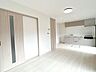 外観：【リフォーム済】13.5帖のLDKです。クロスと床を張替え、建具・キッチンは交換しました。白く明るい雰囲気にすることで広々とした空間に感じていただけます。