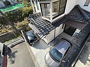 【リフォーム済】駐車場です。拡張工事により2台に変更しました。軽1台と普通車1台をそれぞれ駐車していただけます。
