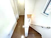 【現況】階段別角度です。廊下と階段に照明がついているので、夜でも明るい空間を維持できます。
