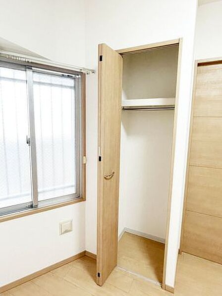 【現況販売】4.5帖洋室の収納です。パイプ付きのためお洋服をかけて収納できます。収納があると、お部屋を広く使うことができますね。