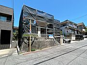 【リフォーム中】現地外観になります。南面道路のため日当たり良好です。