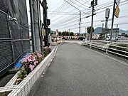 【前面道路】マンションの前の道路です。