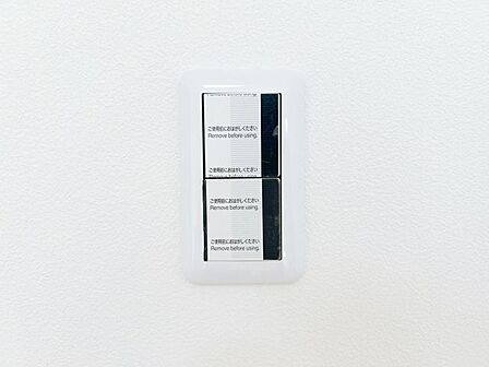 【リフォーム済】ワイドタイプの照明スイッチです。毎日手に触れる部分だからこそ、使いやすさとデザインにこだわり、新品のスイッチで見た目もスタイリッシュです。
