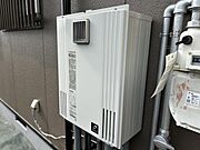 【リフォーム済】東側の外壁に給湯器が取り付けられています。