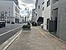 その他：【前面道路】マンションの前は舗装された歩道があるので交通量が多い地域でも安心ですね。