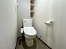 トイレ：【リフォーム済】トイレもウォシュレット付きのものに新品交換。棚もあり収納可能です。
