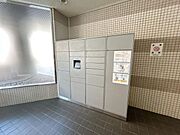 【共用部】宅配ボックスございます。ご不在時でも荷物を一時的に預けることができ、再配達の手間を減らせます。