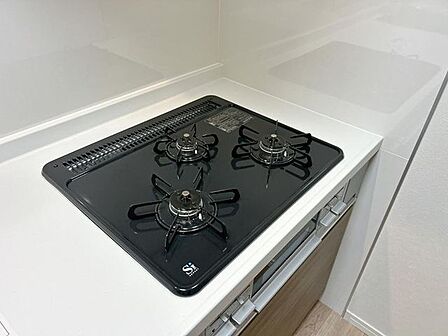 【リフォーム済】キッチンのコンロは3口、グリル付きです。ホーロートップで幅60cm。安全センサーと消し忘れ消火機能付で安心してお料理いただけます。