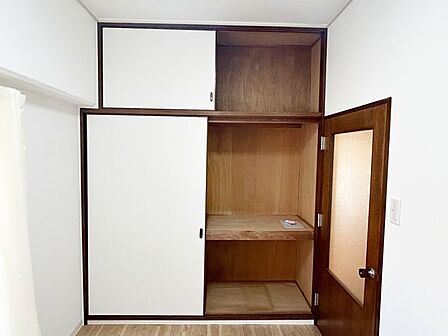 【リフォーム中】十分な広さがある収納なので、お洋服もたくさん仕舞えます。