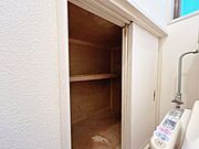 【現況写真】1階トイレの収納です。トイレ用品をしまうことができますね。