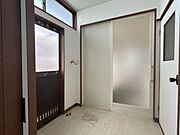 【リフォーム中】洗面室です。洗面は新しいものに交換します。ウォークインクローゼットが横につくので、家事の際の生活導線が短くなります。