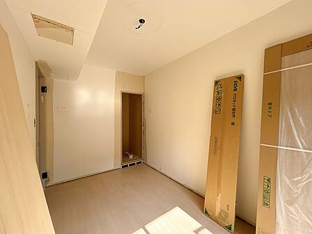【リフォーム中】洋室約5帖です。これから新しい床を貼り、天井・壁クロスの張替えを行います。