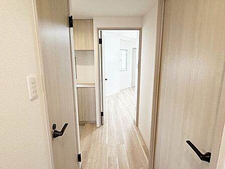 【廊下】床は明るい木目で貼ってあるのでお部屋全体が優しい雰囲気となっています。
