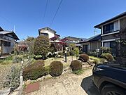 【現況写真】外観写真です。前方に広い庭があります。