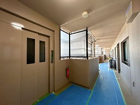 【リフォーム中】エレベーターからお部屋に続く廊下です。
