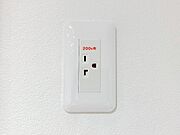 【同仕様写真】全居室にエアコン用コンセントを新設。入居後すぐにエアコンを取り付けられる便利な仕様で、夏も冬も快適にお過ごしいただけます。オプションでエアコンの設置も可能です。