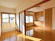 【リフォーム中】1階北側洋室の写真です。壁・天井はクロス張替え、床はクリーニング致します。
