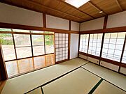 【リフォーム済】広々とした6畳の南側和室は、採光・風通しともに良好。大きな掃き出し窓と障子からやわらかな光が差し込み、一日を気持ちよくスタートできる空間です。