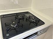 【リフォーム済】新品交換したキッチンは3口コンロで同時調理が可能。大きなお鍋を置いても困らない広さです。お手入れ簡単なコンロなのでうっかり吹きこぼしてもお掃除ラクラクです。