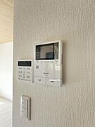 【リフォーム済】新しく設置するドアホンはカラーモニター付き。リビングに設置のモニターで玄関にいらしたお客様を確認してから応対できます。留守中の来客も記録できるので防犯面でも安心ですね。