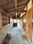 【リフォーム済】納戸からつながる差し掛けの中のお写真です。洗濯物も干せて便利ですよね。