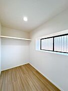 【リフォーム完了】1階9帖洋室のウォークインクローゼットです。枕棚・ハンガーパイプを新設しています。