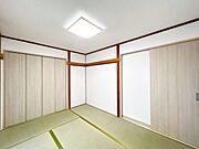 【リフォーム完了】1階中央の6帖和室別角度です。