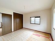 【2階西側和室8帖】天井・壁はクロスを張り替えする予定です。