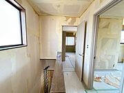 【リフォーム中】2階廊下の写真です。背面には、ウォークインクローゼットを設けます。ご家族で共有して使っていただけます。