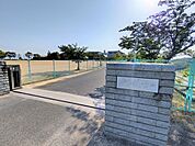 【小学校】川上小学校まで1300ｍ（徒歩17分）。お友達と会話を楽しみながら登下校ができますね。