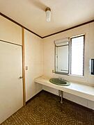 【期間限定現況販売】洗面脱衣室です。窓があり、換気に便利です。