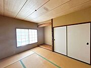 【期間限定現況販売】玄関横の6帖和室です。1間分の収納があります。