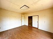 【リフォーム前】約8.75帖洋室別角度です。二面採光で明るい空間です。